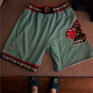 Vancouver grizzlies throwback shorts size large